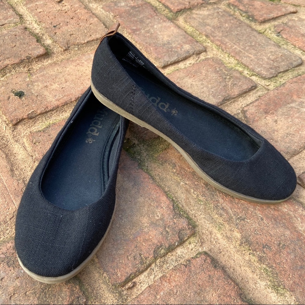 All-black Flats
